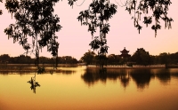 夕陽映龍湖