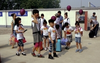 關(guān)注留守兒童 共享童真童趣
