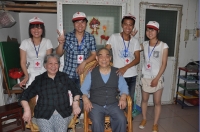 淮南市紅十字志愿者看望為淮南建市60年默默奉獻的援淮空巢老人