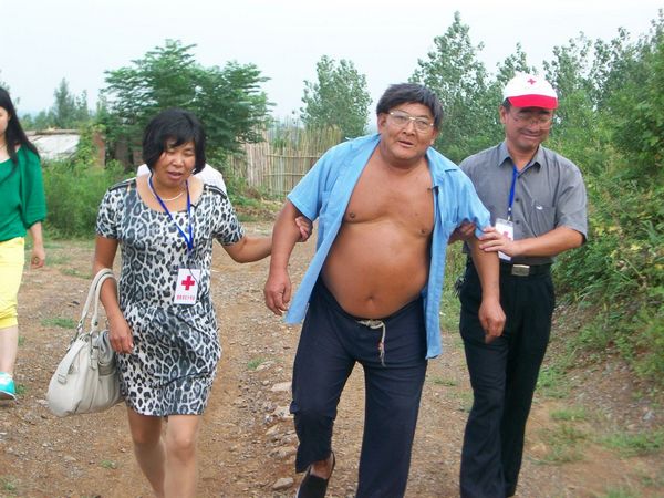 謝傻子康復出院----淮南市紅十字會組織志愿者再探謝老親歷不一樣的感動