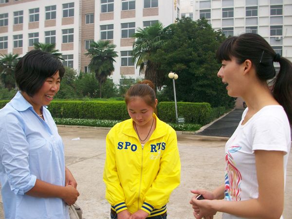 淮南市紅十字會多方聯(lián)系淮南工業(yè)學(xué)校敞開溫暖懷抱----淮南“義丐”“謝傻子”之女如愿就讀