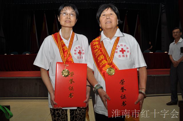 淮南市召開第三屆道德模范表彰暨爭(zhēng)創(chuàng)省文明城市動(dòng)員大會(huì) —— 淮南市紅十字會(huì)兩名志愿者獲表彰