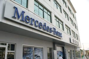 梅賽德斯·奔馳專業賽車現場體驗極限駕駛的樂趣。