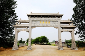 影視城內(nèi)的門庭