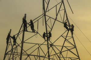 編織光伏之網(wǎng)（在建中的窯河光伏電站供電塔）